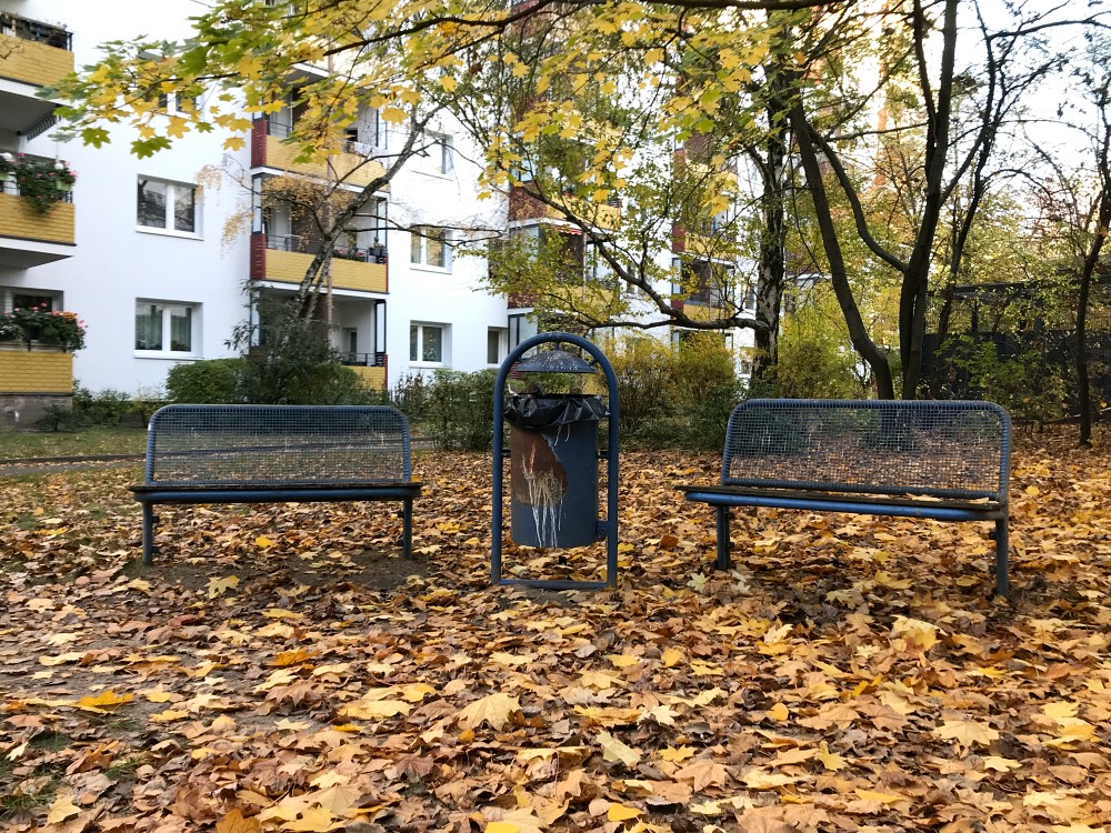 Zwischen Den Haeusern Sitzen